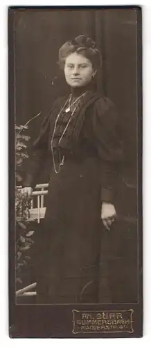 Fotografie Ph. Dürr, Gummersbach, Kaiserstrasse 41, Portrait junge Dame in zeitgenössischer Kleidung
