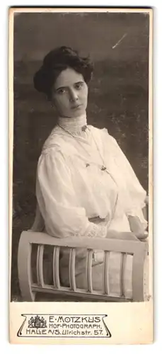 Fotografie E. Motzkus, Halle a /S., Ulrichstrasse 57, Portrait junge Dame in hübscher Kleidung