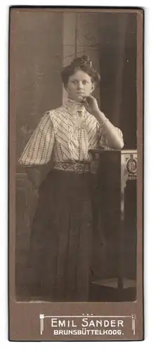 Fotografie Emil Sander, Brunsbüttelkoog, Portrait junge Dame in modischer Bluse und Rock