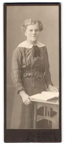 Fotografie H. Ketelhohn, Bad Oldesloe, Portrait hübsch gekleidete Dame mit einem Buch