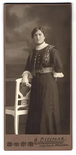 Fotografie B. Dittmar, München, Amalienstrasse 8, Portrait junge Dame in zeitgenössischer Kleidung