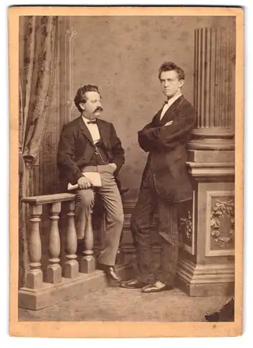 Fotografie unbekannter Fotograf und Ort, Portrait zwei bürgerliche Herren in modischer Kleidung
