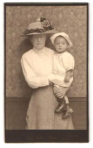 Fotografie Aug. Adler Nachf., Dresden-A., Victoriastrasse 22, Portrait ältere Dame in hübscher Kleidung mit Kleinkind