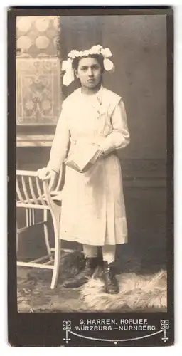 Fotografie G. Harren, Würzburg, Portrait junge Dame im weissen Kleid mit einem Buch
