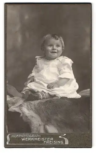 Fotografie Werkmeister, Freising, Portrait süsses Kleinkind im weissen Kleid