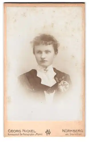 Fotografie Georg Nickel, Nürnberg, Tafelhofstrasse 8, Portrait junge Dame in hübscher Kleidung