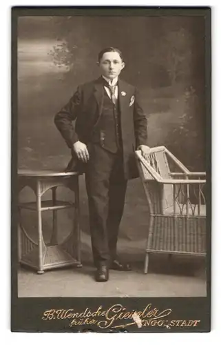 Fotografie B. Wendsche, Ingolstadt, Milchstrasse 14, Portrait junger Herr im Anzug mit Krawatte