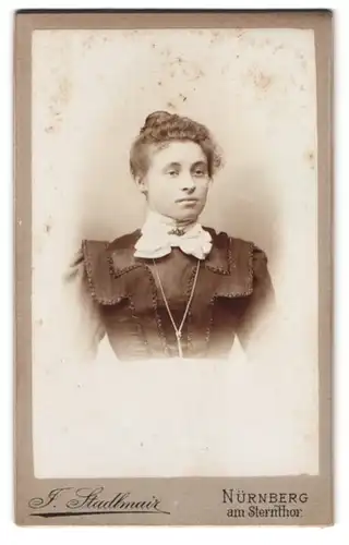 Fotografie J. Stadlmair, Nürnberg, Am Sterntor, Portrait junge Dame im hübschen Kleid