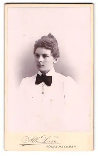 Fotografie Albr. Dose, Hadersleben, Portrait junge Dame mit hochgestecktem Haar