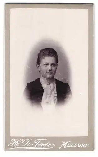 Fotografie H. D. Trede, Meldorf, Zingelstrasse, Portrait junge Dame in zeitgenössischer Kleidung