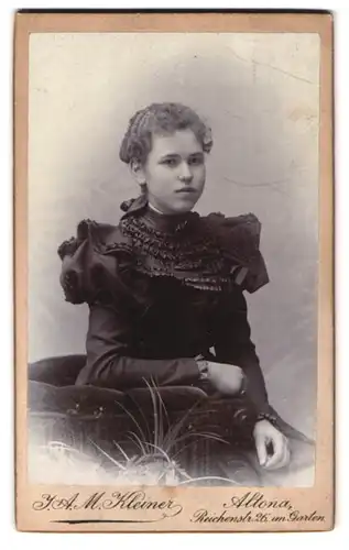 Fotografie J. A. M. Kleiner, Hamburg-Altona, Reichenstrasse 26, Portrait junge Dame im hübschen Kleid