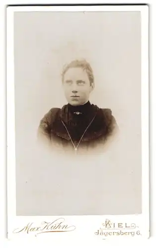 Fotografie Max Kühn, Kiel, Jägersberg 6, Portrait junge Dame mit zurückgebundenem Haar