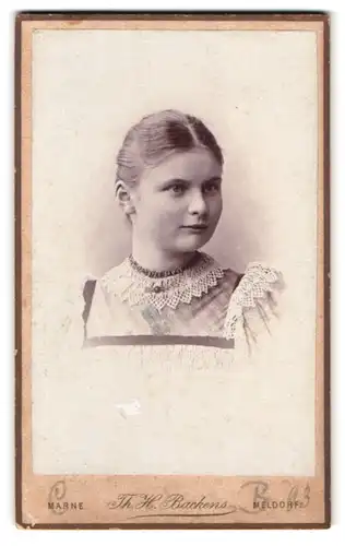 Fotografie Th. H. Backens, Meldorf, Portrait junge Dame mit zurückgebundenem Haar