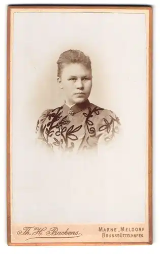 Fotografie Th. H. Backens, Meldorf, Portrait junge Dame in modischer Kleidung