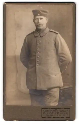 Fotografie Heinrich Petersen, Schleswig, Stadtweg 34, Portrait Soldat in Uniform