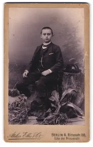 Fotografie Atelier Elkes & Co., Berlin-S, Ritterstrasse 106, Portrait hübscher Knabe in modischer Kleidung