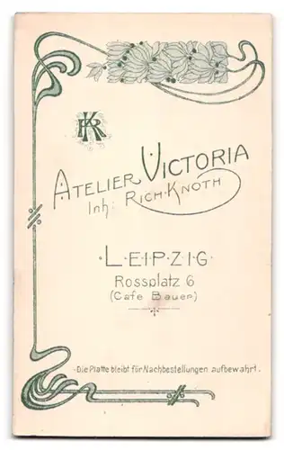 Fotografie Atelier Victoria, Leipzig, Rossplatz 6. Portrait Kleinkind im weissen Leibchen mit Monogram auf der Brust