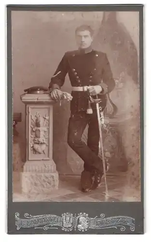 Fotografie F. Emmanuel, Dieuze, Casernenstrasse 24, Portrait Soldat in Uniform mit Säbel und Krätzchen