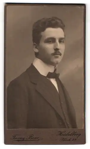 Fotografie Franz Beer, Heidelberg, Plöck 79, Portrait Mann im Nadelstreifen Anzug mit Fliege und Moustache