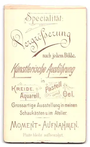 Fotografie Johannes Gehlert, Magdeburg, Breite Weg 165, Portrait Dame im verzierten Kleid mit Locken
