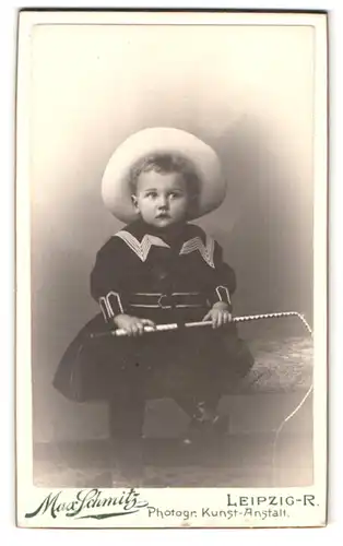 Fotografie Max Schmitz, Leipzig, Kronprinzenstrasse 19, Portrait kleines Mädchen im schwarzen Kleid mit Sommerhut