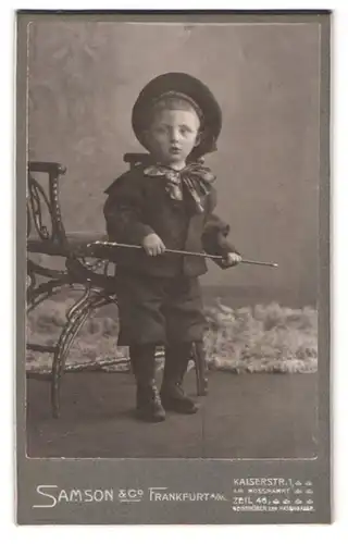 Fotografie Samson & Co., Frankfrut a. M., Kaiserstrasse 1, Portrait kleiner Junge im Anzug mit Mützenband Kolonia