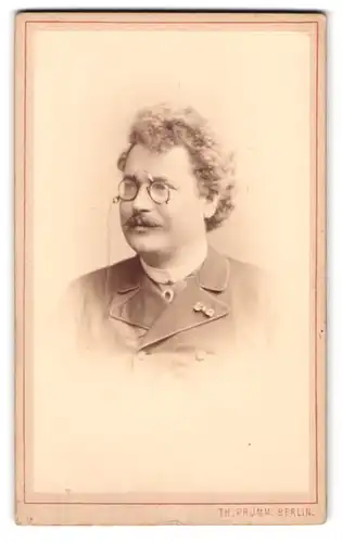 Fotografie Th. Prümm, Berlin, Portrait Herr im Anzug mit Zwickerbrille und Locken