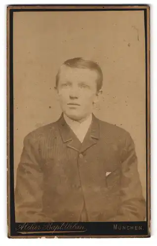 Fotografie Atelier Bapt. Urban, München, Dachauerstrasse 25, Portrait junger Mann im Anzug mit Seitenscheitel