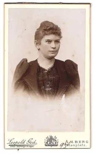 Fotografie Leopold God, Amberg, Maxplatz, Portrait junge Frau im taillierten Kleid mit Locken