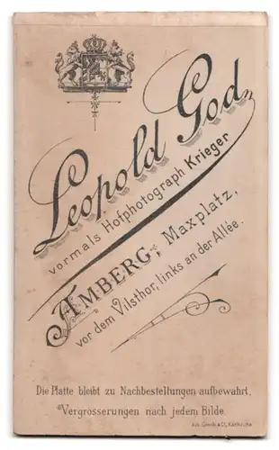 Fotografie Leopold God, Amberg, Maxplatz, Portrait junge Frau im taillierten Kleid mit Locken