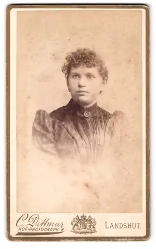 Fotografie C. Dittmar, Landshut, Portrait junge Dame im Biedermeierkleid mit Locken und Brosche