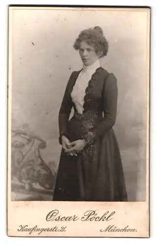 Fotografie Oscar Pöckl, München, Haufingerstrasse 21, Portrait junge Dame im Biedermeierkleid mit Hochsteckfrisur