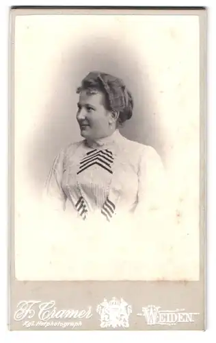 Fotografie F. Cramer, Weiden, Portrait Dame im gemusterten Kleid mit Ohrringen