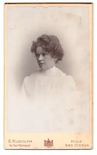 Fotografie E. Rudolph, Hof i. B., Portrait Dame im weissen Kleid mit lockigen Haaren