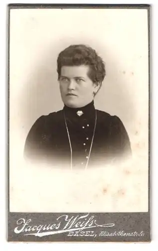 Fotografie Jacues Weiss, Basel, Elisabethenstrasse, Portrait Dame im schwarzen Kleid mit Herzbrosche und Locken