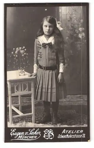 Fotografie Eugen v. Saher, München, Schwanthalerstrasse 73, Portrait Mädchen im gerafften Kleid mit Haarschleife