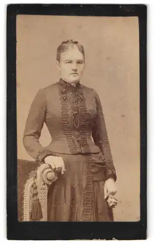 Fotografie Franz Gundermann, Regensburg, Römling 62, Portrait Dame im Biedermeierkleid mit Rose in der Hand