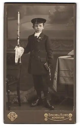 Fotografie Spalke u. Kluge, Augsburg, Kaiserstrasse 17, Portrait kleiner Junge im Anzug mit Kerze zur Kommunion