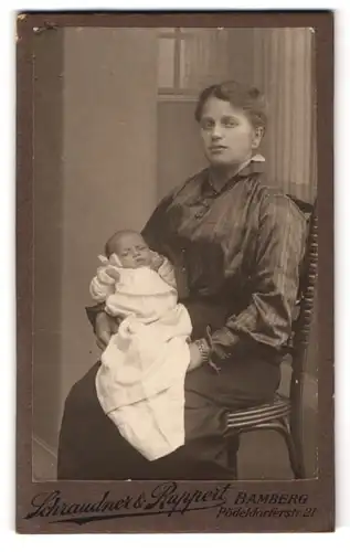 Fotografie Schraudner & Ruppert, Bamberg, Pödelsdorferstr. 21, Portrait Mutter in karierter Bluse mit Baby im Arm