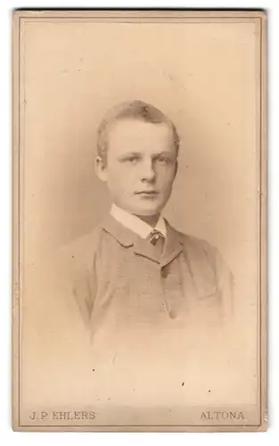 Fotografie J. P. Ehlers, Altona, Königstrasse 220, Portrait junger Mann im karierten Anzug schaut streng