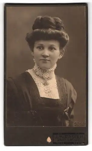 Fotografie J. Mürnseer, Karlsruhe, Rüppurrerstrasse 16, Portrait Dame im Biedermeierkleid mit Hochsteckfrisur