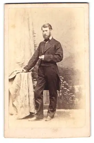 Fotografie Fotograf und Ort unbekannt, Portrait Herr im Anzug mit Vollbart posiert im Atelier