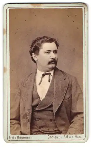 Fotografie Fritz Hegmann, Coblenz, Firmungstrasse 8, Portrait Herr Richard im Anzug mit Locken und Moustache