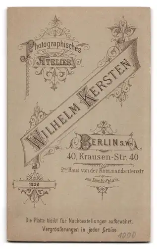 Fotografie Wilhelm Kersten, Berlin, Krausen-Str. 40, Portrait rundlicher Mann im Anzug mit Fliege und Henriquatre Bart