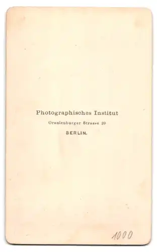 Fotografie Photographisches Institut, Berlin, Oranienburger Strasse 39, Portrait Herr im dunklen Anzug mit Seitenscheitel