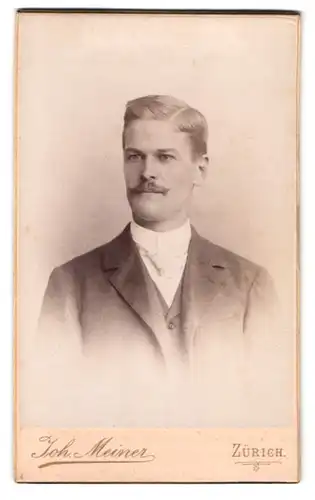 Fotografie Joh. Meiner, Zürich, Centralhof 16, Portrait Herr im Anzug mit Moustache