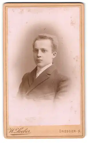 Fotografie W. Loeber, Dresden, Hauptstrasse 24, Portrait junger Mann im Anzug mit blonden Haaren im Anzug