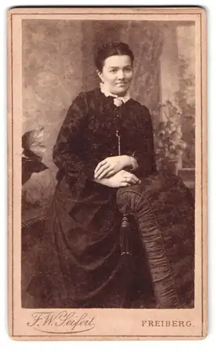 Fotografie F. W. Seifert, Freiberg, Portrait Dame im Biedermeierkleid mit Rüschekragen