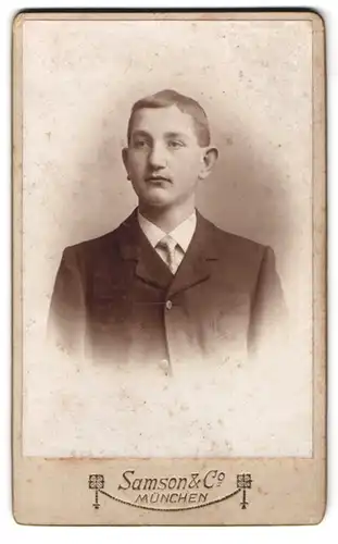 Fotografie Samson & Co., München, Neuhauserstrasse 7, Portrait junger Mann im Anzug mit Schlips