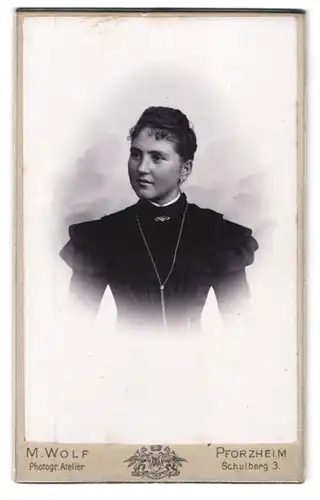 Fotografie M. Wolf, Pforzheim, Schulberg 3, Portrait junge Frau im schwarzen Kleid mit Halskette